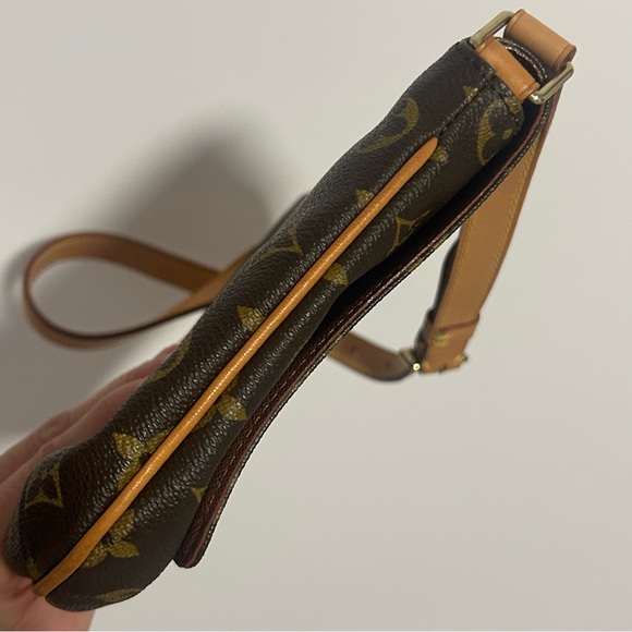 Louis Vuitton Musette Tango - Picture 10 of 12